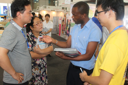 国外专业观众与酷蜂品牌总监交流服装行业微分销系统